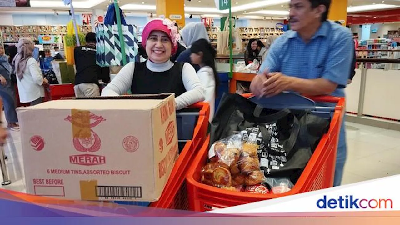 Pelanggan Transmart Ini Borong Biskuit buat Hampers & Hemat Rp 400 Ribuan