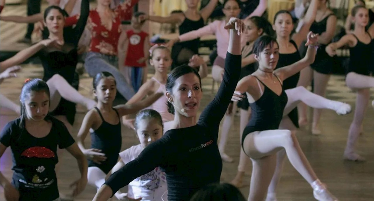 VIDEO: Así da inicio la clase masiva de ballet en el Zócalo de la CDMX