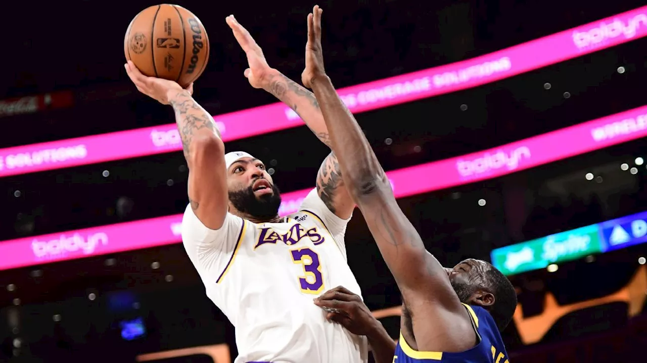 Lakers' Anthony Davis forced out vs. Warriors with eye injury