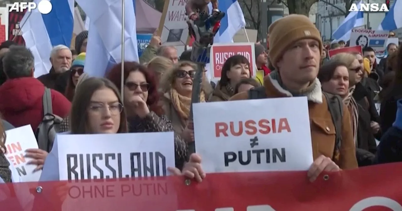 Elezioni in Russia, proteste anti Putin davanti alle ambasciate di Mosca in Europa