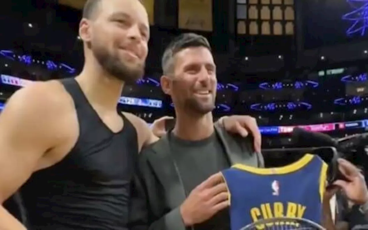 Novak Djokovic encontra Stephen Curry e troca presentes com jogador da NBA