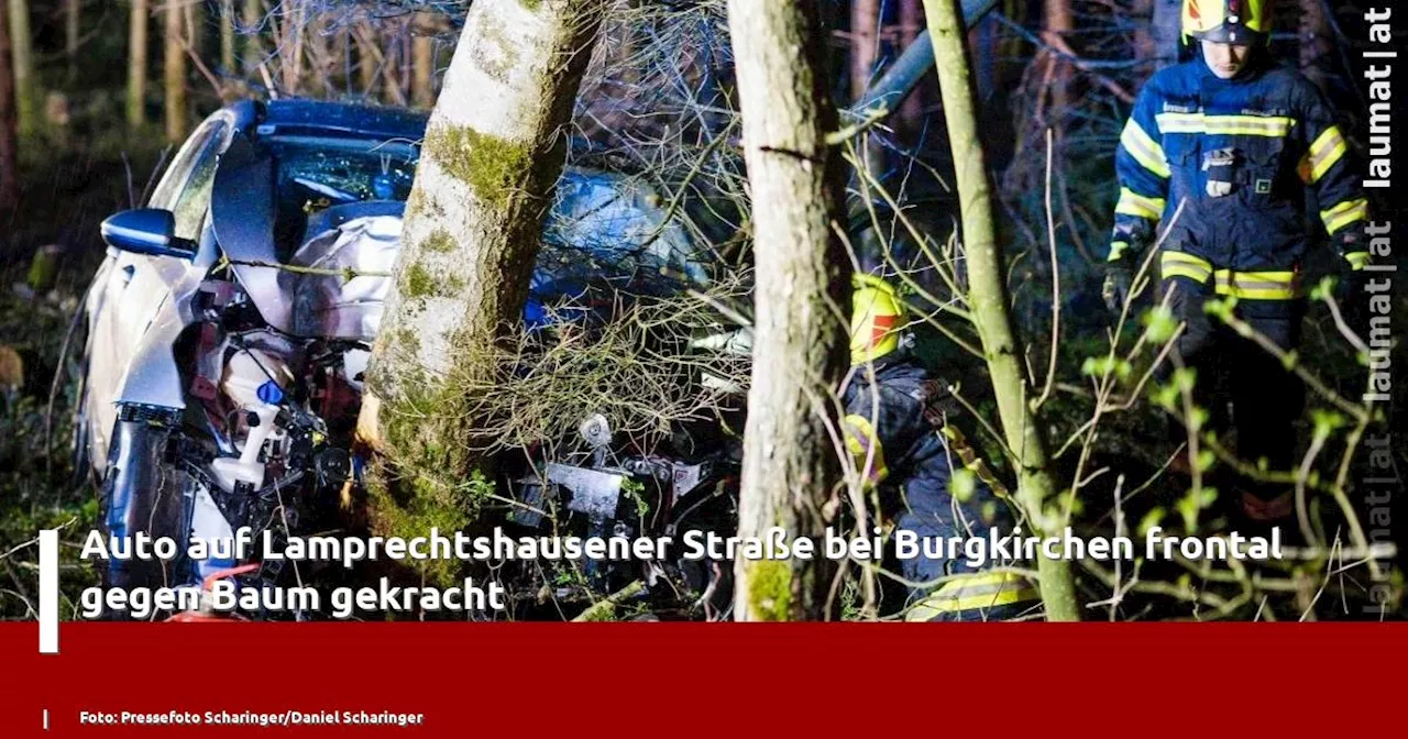 Auto auf Lamprechtshausener Straße bei Burgkirchen frontal gegen Baum gekracht