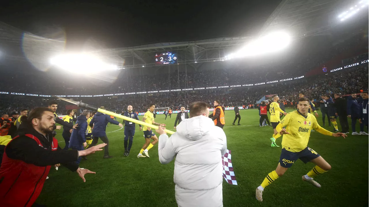 En Turquie, le match Trabzonspor-Fenerbahçe a terminé en bagarre générale sur le terrain