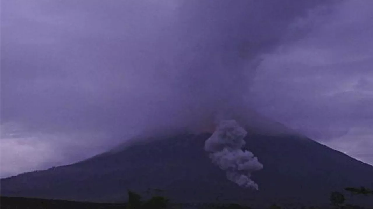 Gunung Semeru Kembali Erupsi Selama 127 Detik, Kini Berstatus Siaga