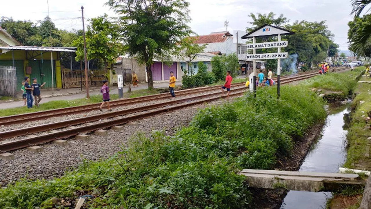 Ngabuburit di Perlintasan Rel Kereta, Iseng-Iseng Cari Jodoh ala Jomblo Purwakarta