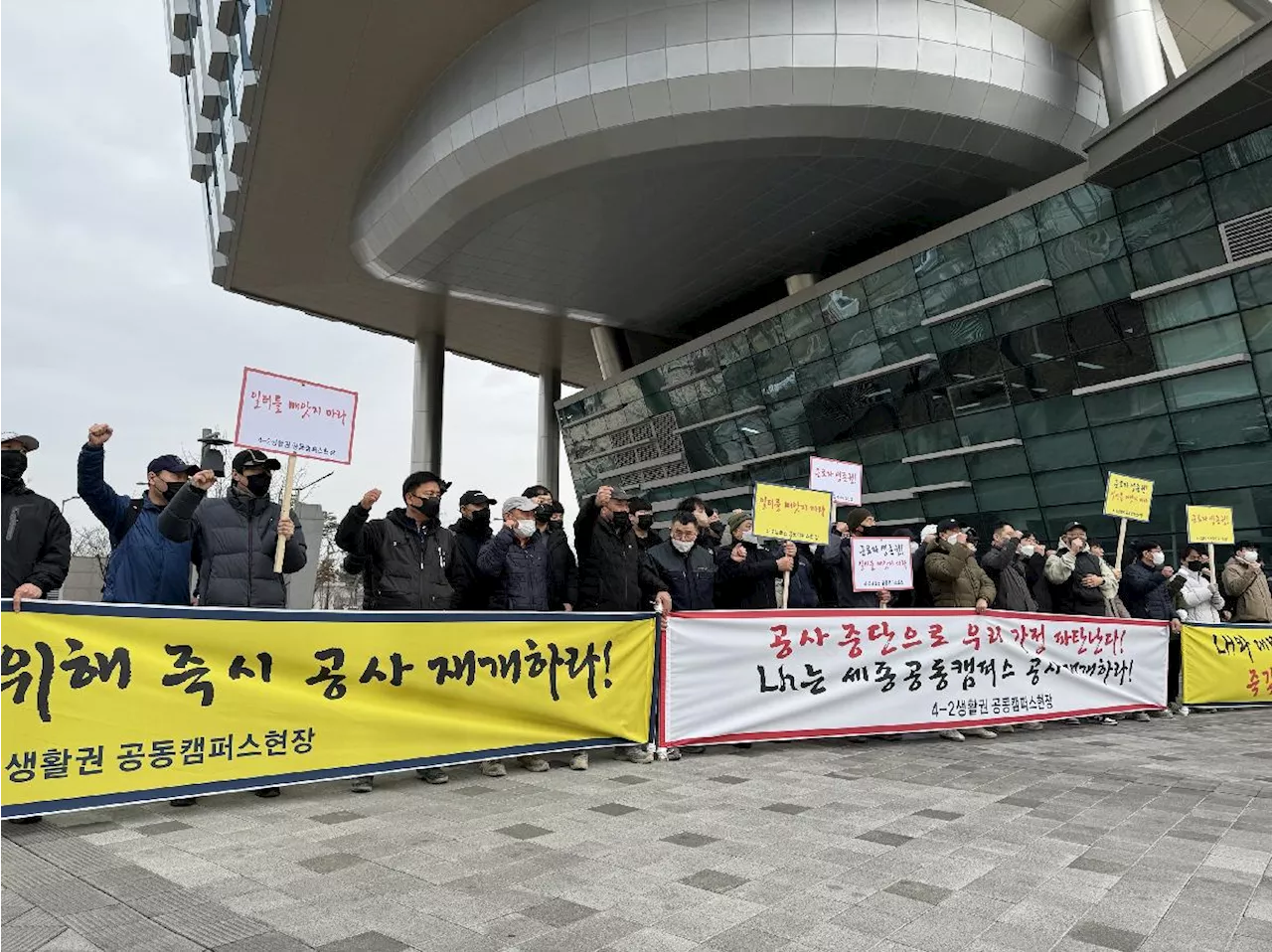 “이러다 진짜 큰일 나겠다”…아파트 공사 곳곳서 중단, 공사비 갈등에 돈줄 마르는 건설업계