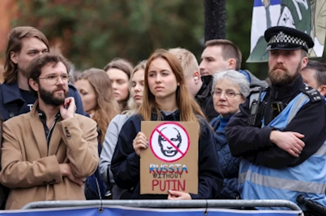 ‘Noon against Putin’: Thousands of Russians turn out to fulfil Navalny’s ‘last wish’