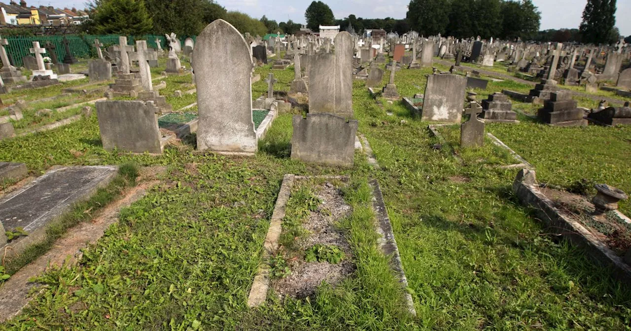 Forgotten Irish Man United star who was buried in an unmarked grave