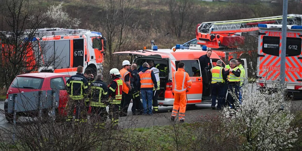 VW prallt in Bayern gegen Baum: 26-Jähriger stirbt - Kreisstraße stundenlang gesperrt