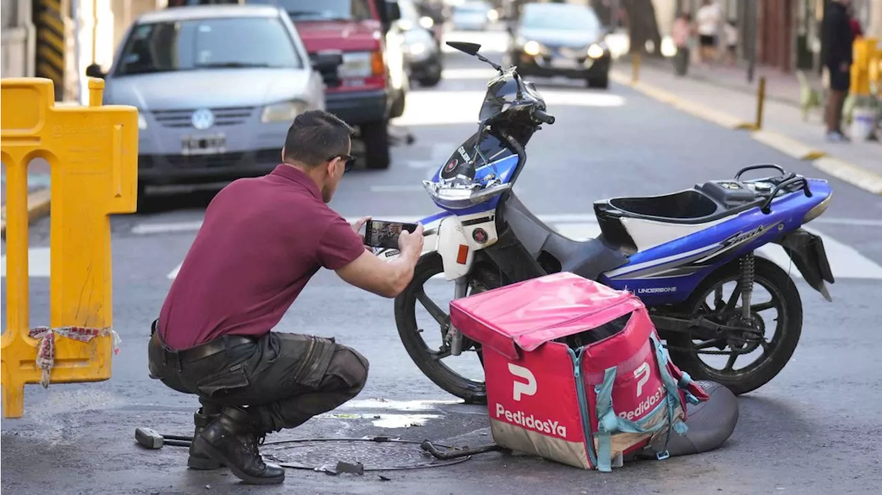 Choquemos Ya: violento 'palo' de un delivery contra una Berlingo en San Telmo