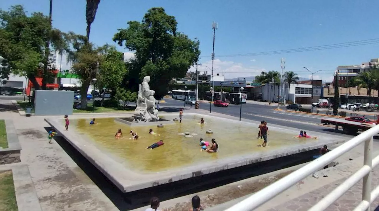 Leoneses se reúnen en fuentes para tomarlas como albercas por el intenso calor