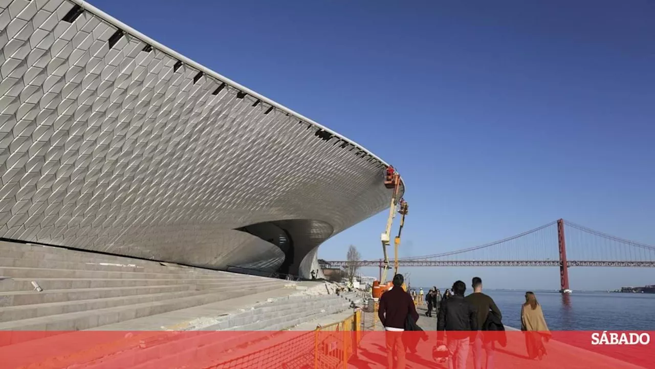 Ativistas da Climáximo pintam sede da EDP e ponte do museu MAAT