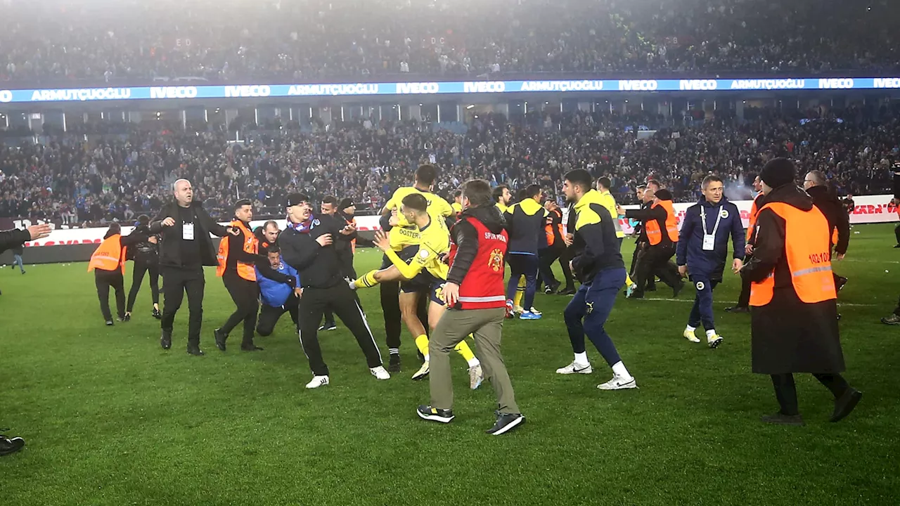 Turquie: des scènes de chaos d'une violence inouïe à Trabzonspor après un envahissement de terrain