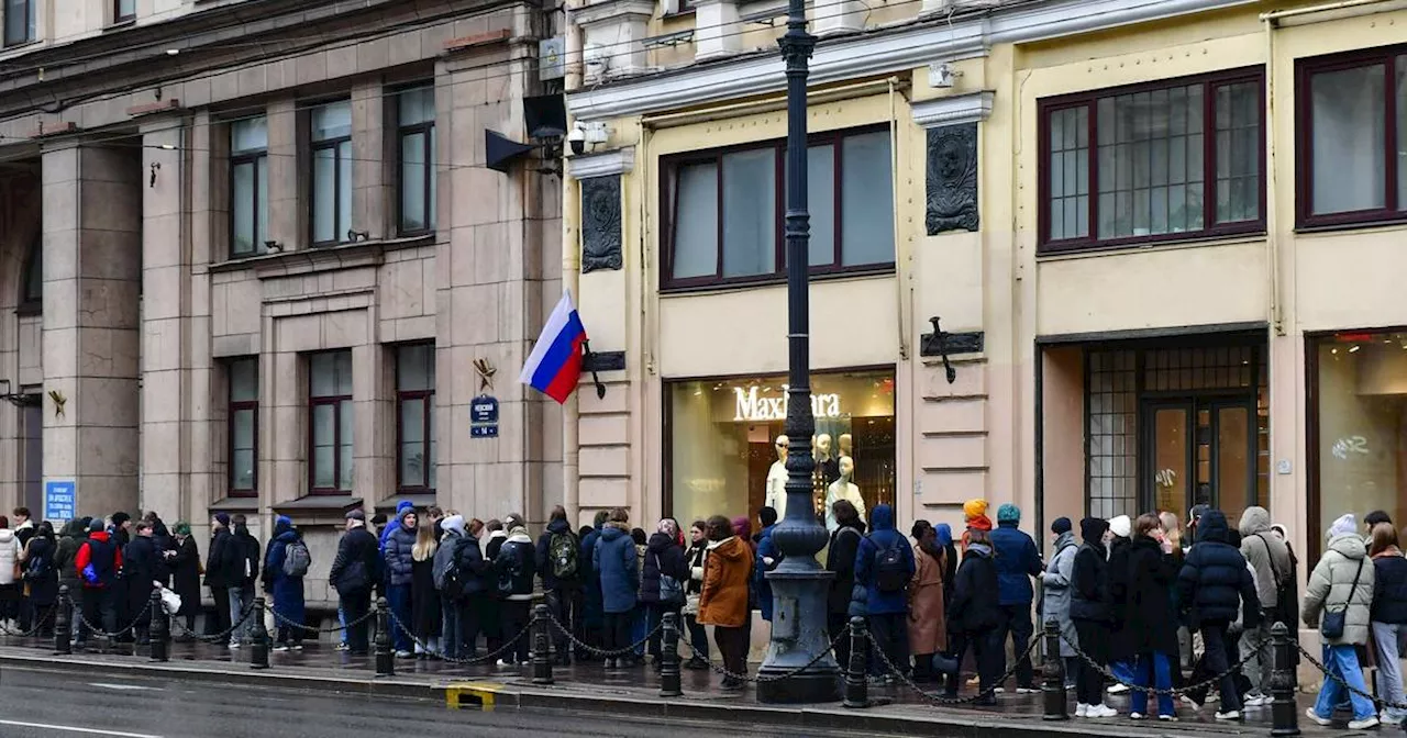 Russland Präsidentenwahl: Julia Nawalnaja taucht überraschend bei Protesten auf