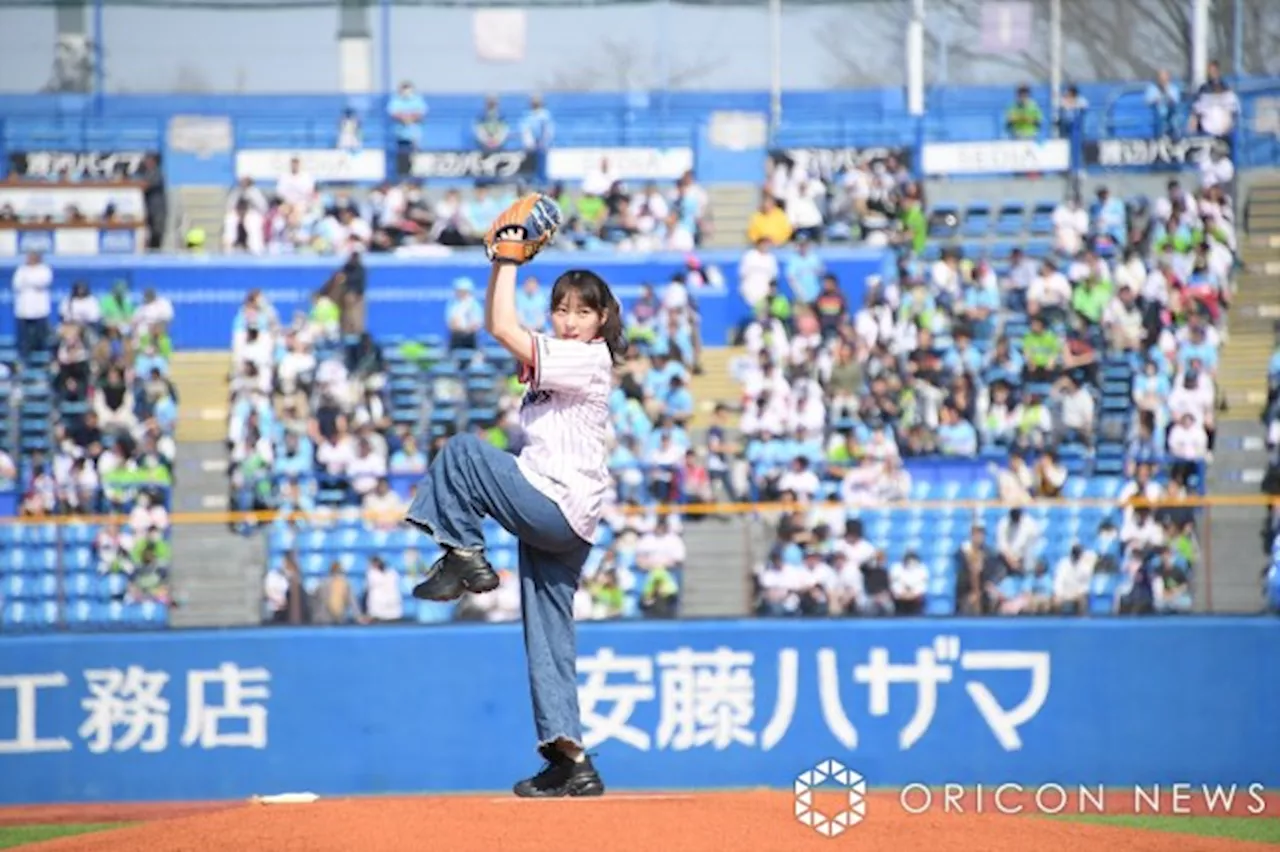 田中美久、ヤクルト×楽天オープン戦始球式に登場 村上宗隆選手から花のプレゼント明かす