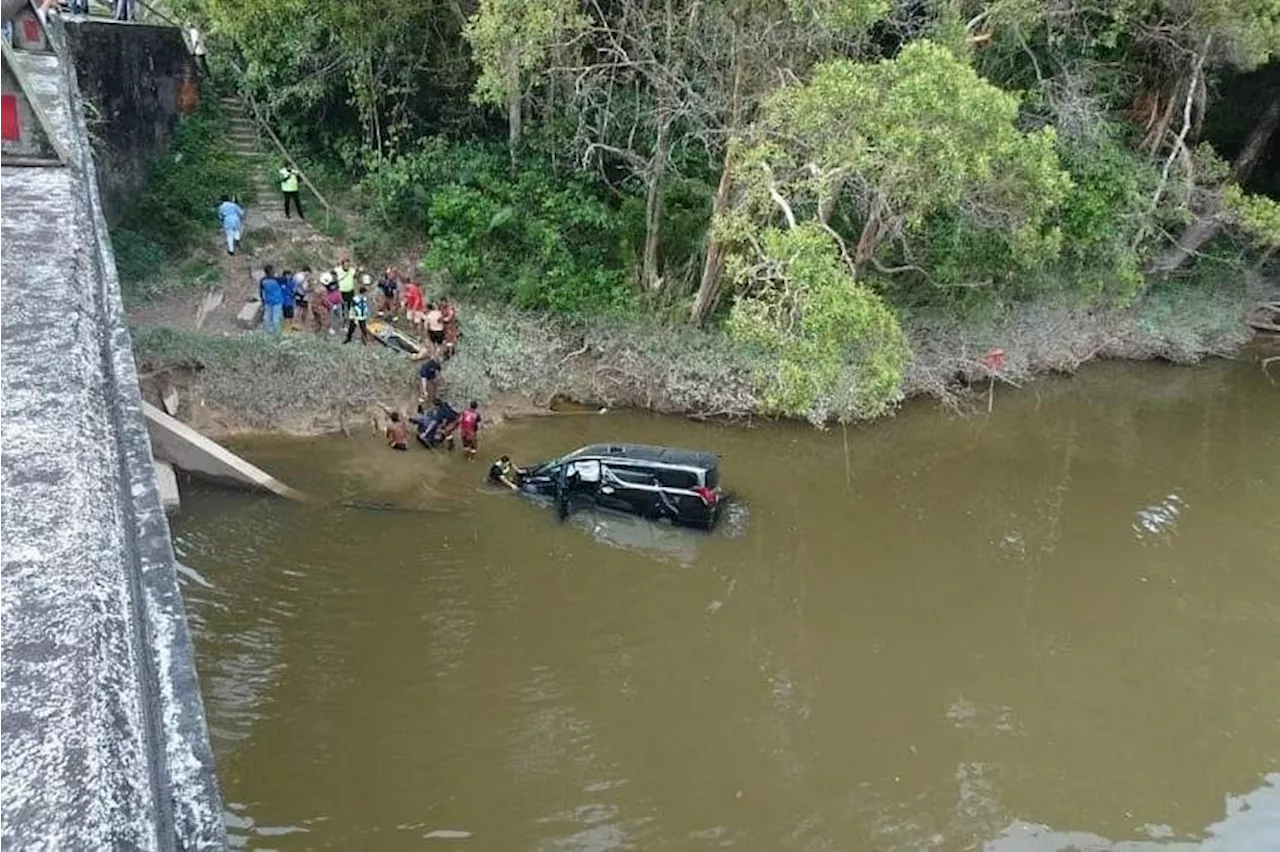 Singaporean man rescued after his MPV plunges into river in Johor