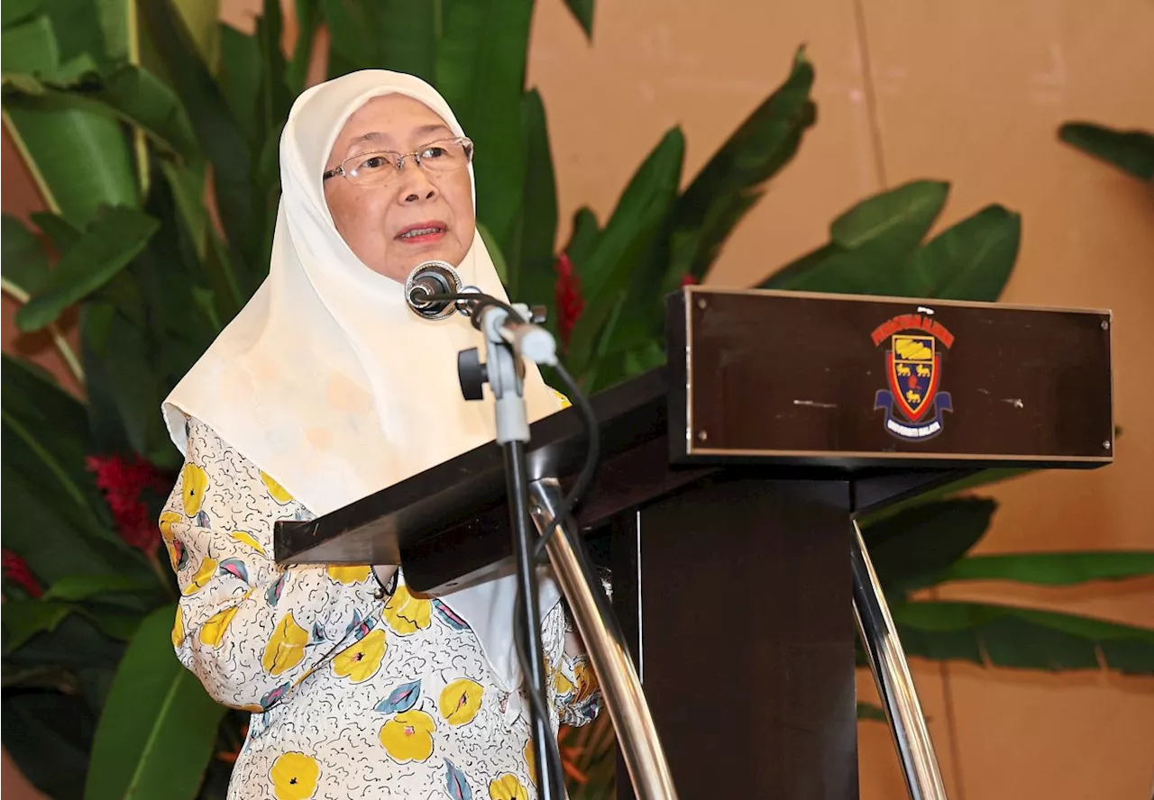 Wan Azizah presents over RM200,000 in contribution to Bandar Tun Razak mosques, suraus