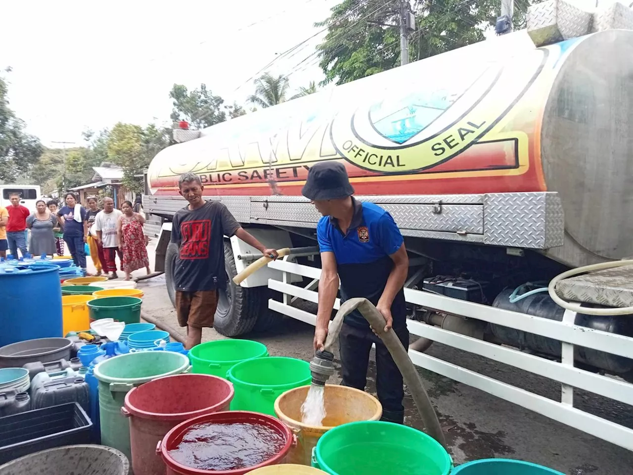 CDRRMO tankers, lorries deliver water to villagers