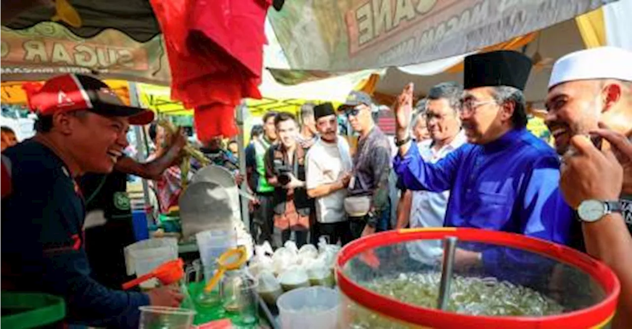 Ramadan bazaar visitors, traders encouraged to use cashless transactions