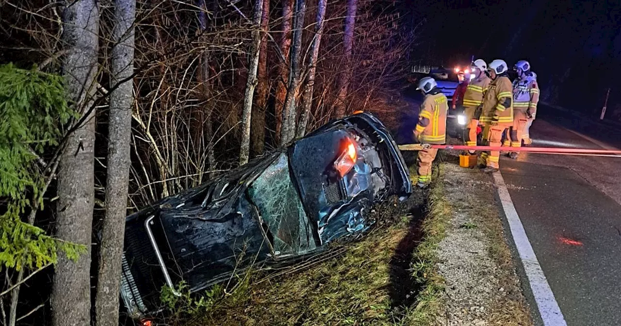 Pick-up prallte in Kössen gegen Bäume, Unfallopfer löschten brennenden Benzinkanister