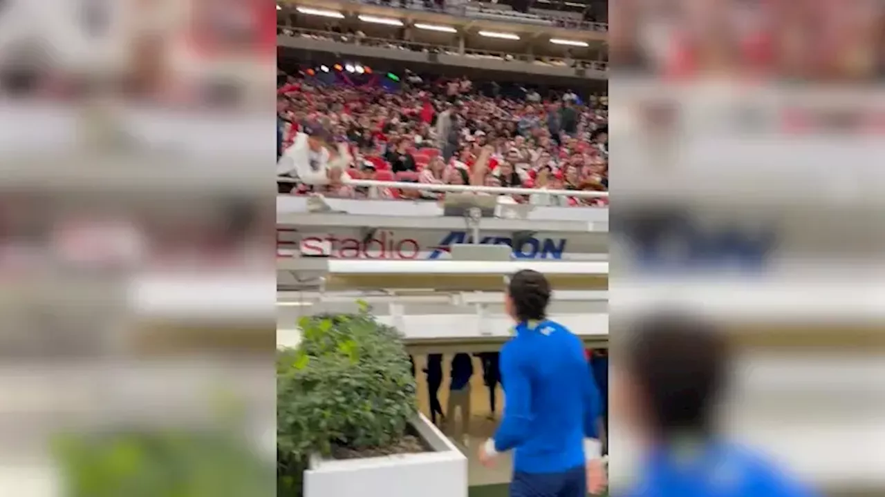 Óscar Jiménez, portero de América, hace feliz a joven fanático en el Clásico Nacional