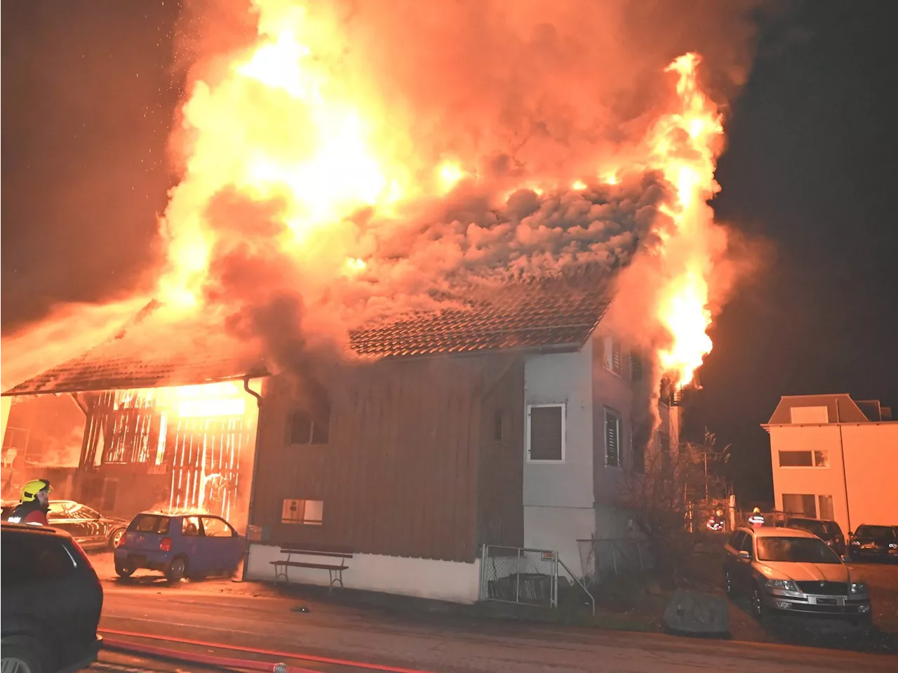 Haus in Vollbrand: Bewohner rettete sich mit Sprung aus dem Fenster vor den Flammen