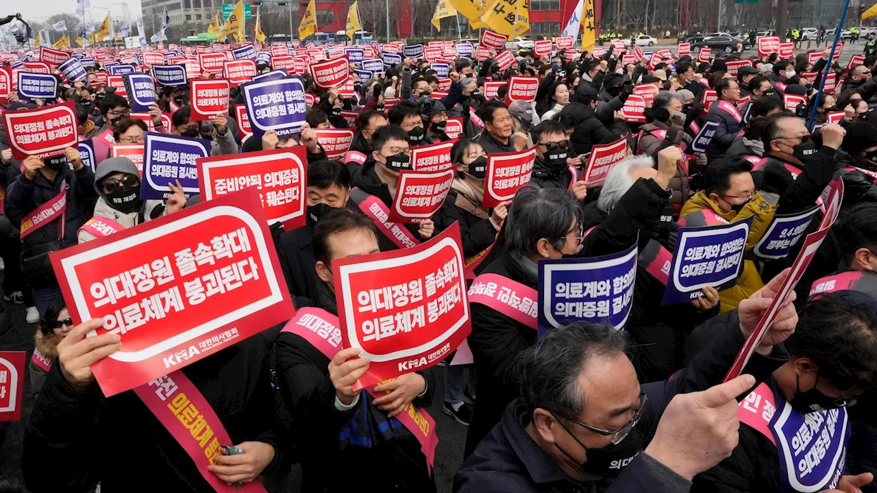 South Korea suspends the licenses of 2 senior doctors over doctors' walkouts