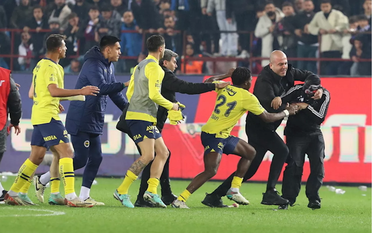 Calcio: invasione a Trabzon, pugni a calciatori Fenerbahce