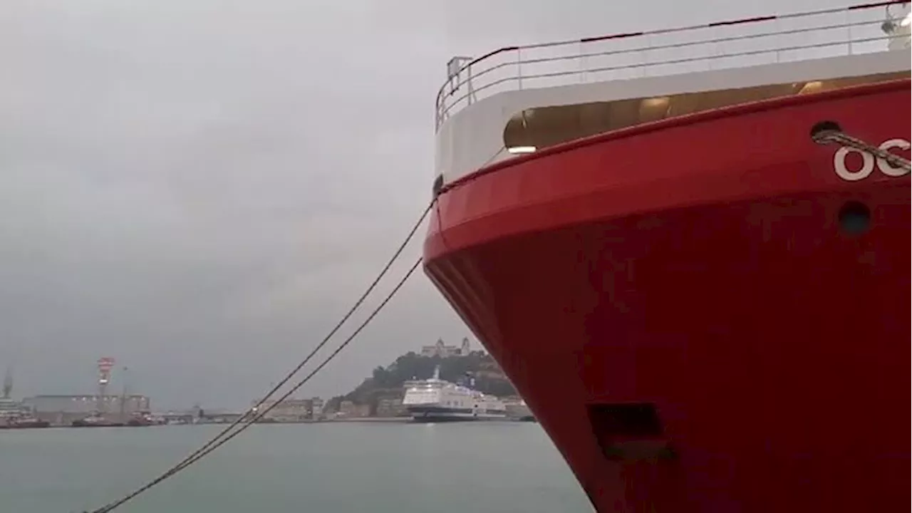 Migranti, la Ocean Viking attracca ad Ancona con 336 naufraghi