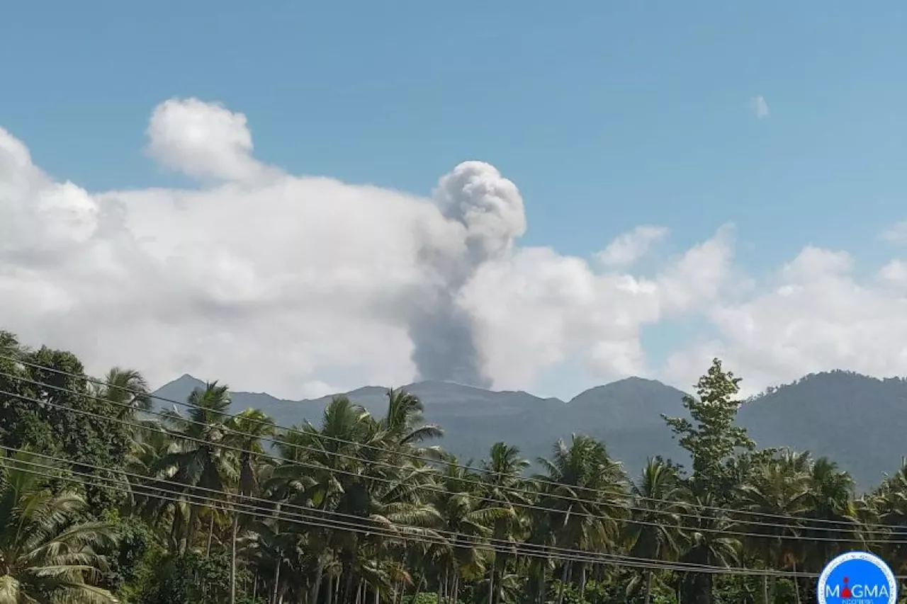 Gunung Dukono lontarkan abu vulkanik setinggi 1,6 kilometer