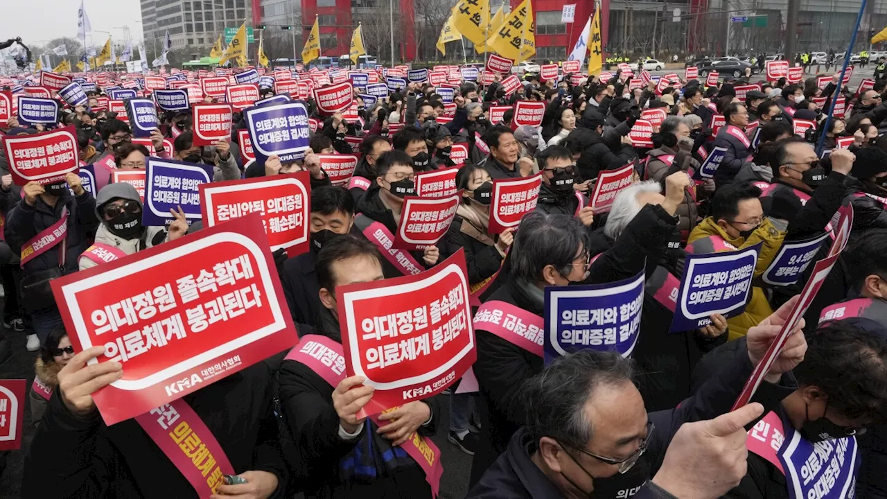 South Korea suspends the licenses of 2 senior doctors in first punitive steps over doctors' walkouts