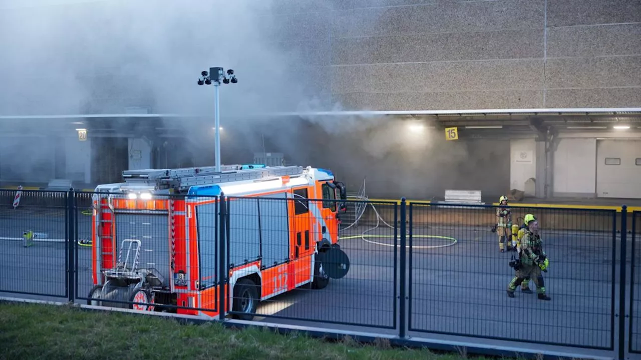 Einsturzgefahr bei Brand in einer Lagerhalle