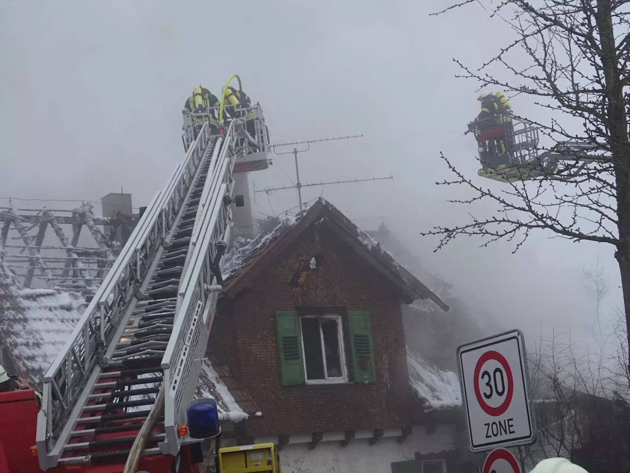 Wohnhaus nach Brand einsturzgefährdet - Technisches Hilfswerk trägt Hausanbau ab