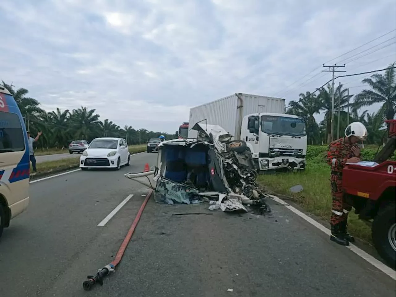 Dua pemuda maut kereta bertembung lori di Tawau