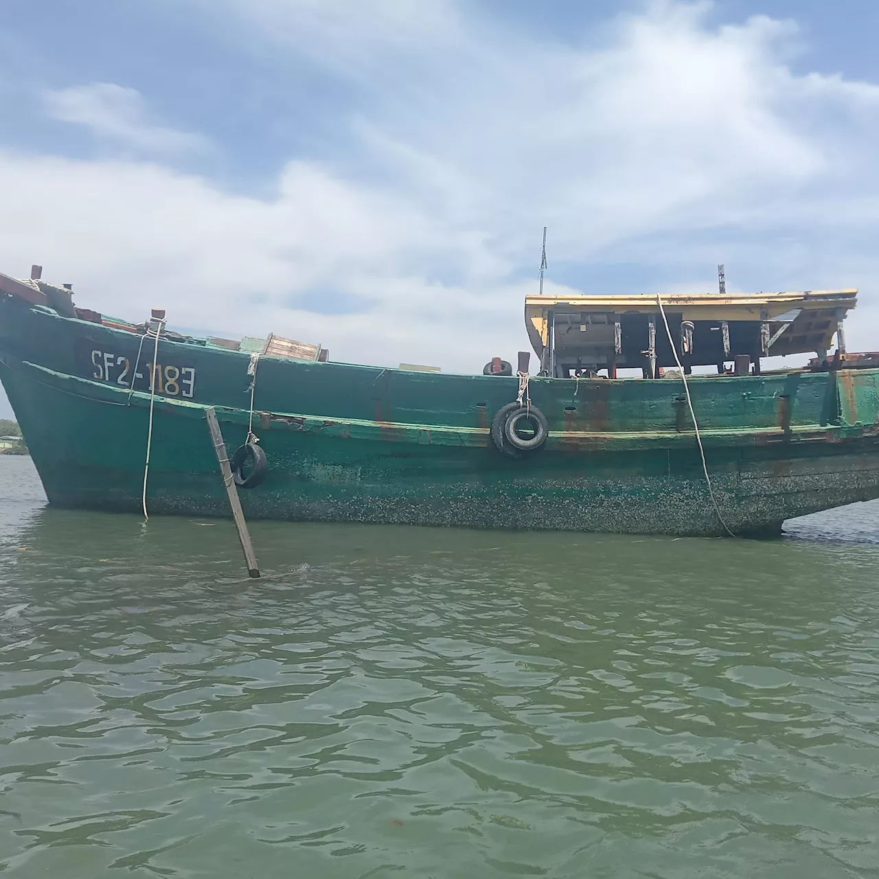 Jangan tinggalkan bot rosak di tepi sungai