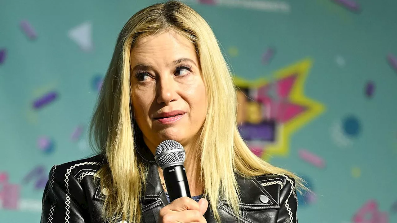 Mira Sorvino tearfully recalls how she stopped getting major studio film offers in 1998 after...