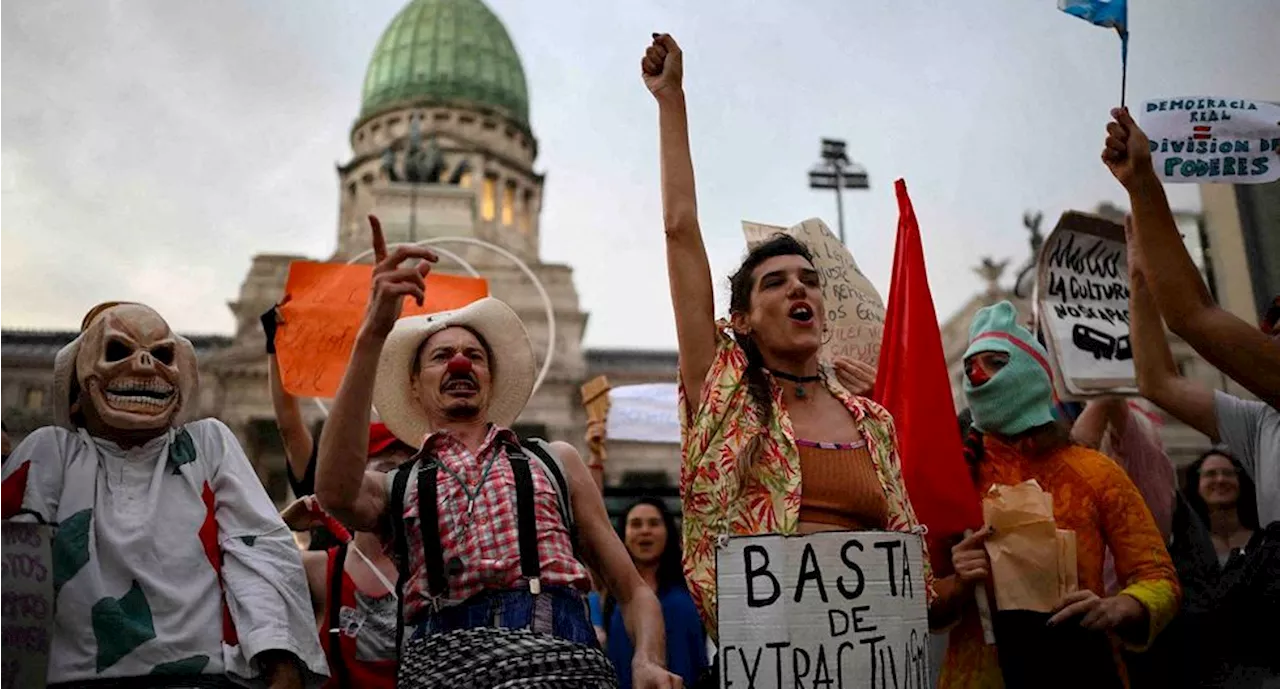 Javier Milei cumple 100 días en el gobierno, entre protestas y bloqueo a su megadecreto