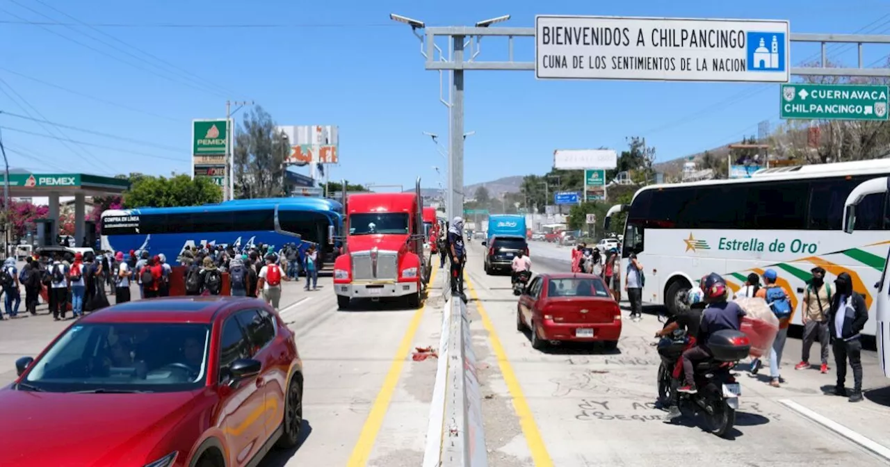 En fin de puente, normalistas realizan cierres en carretera Acapulco-México