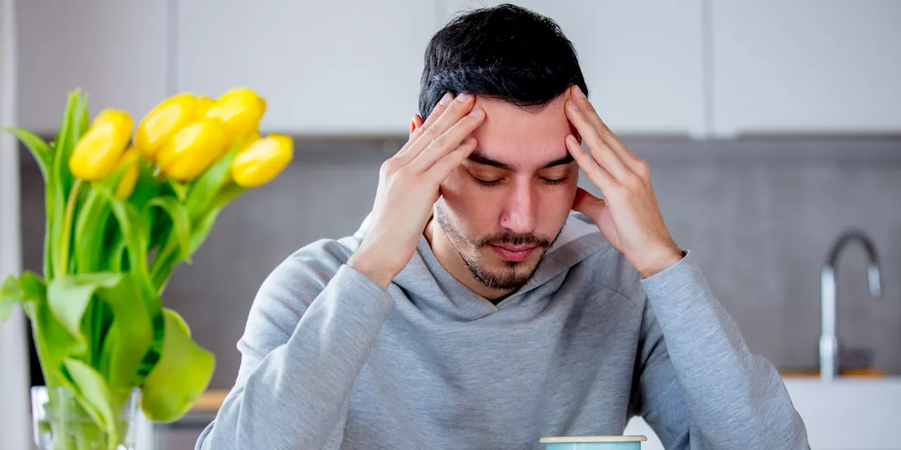 Mann wirft Mutter aus Wohnung, weil sie ihm dauernd Frühstück macht