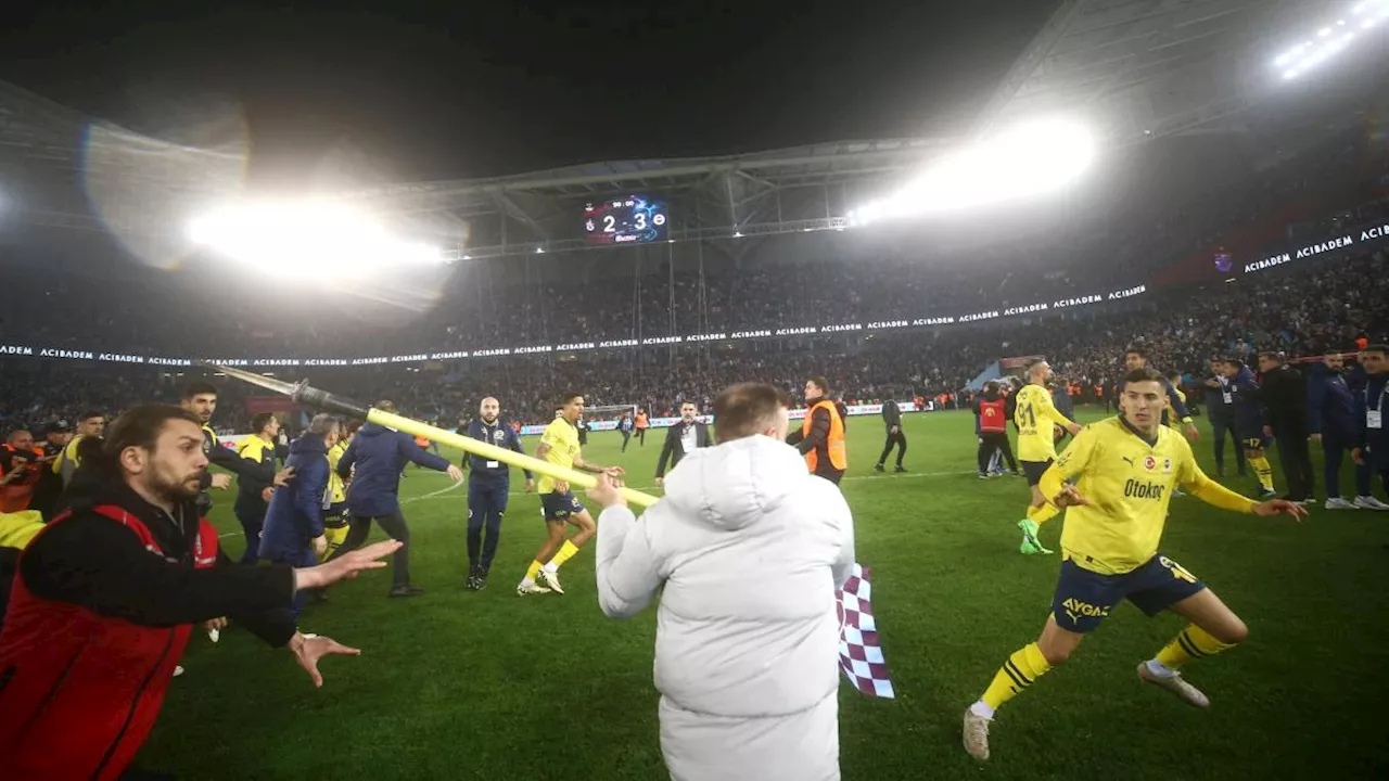 Tifosi del Trabzonspor invadono il campo: pugni e calci ai giocatori del Fener