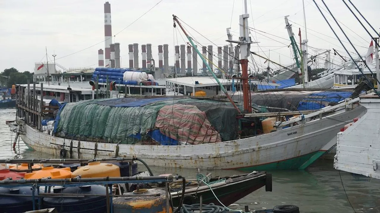 High Waves Haunt East Java Waters, One Fisherman Disappears