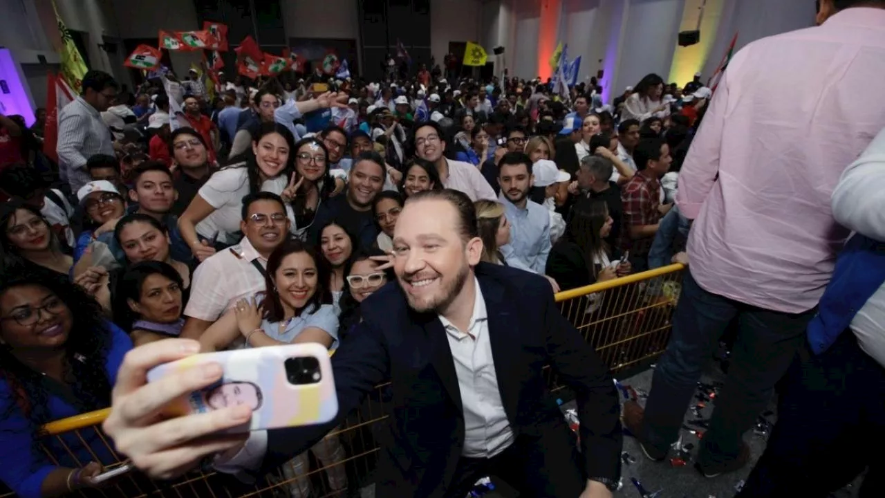 Santiago Taboada celebra con militancia tras finalizar el debate