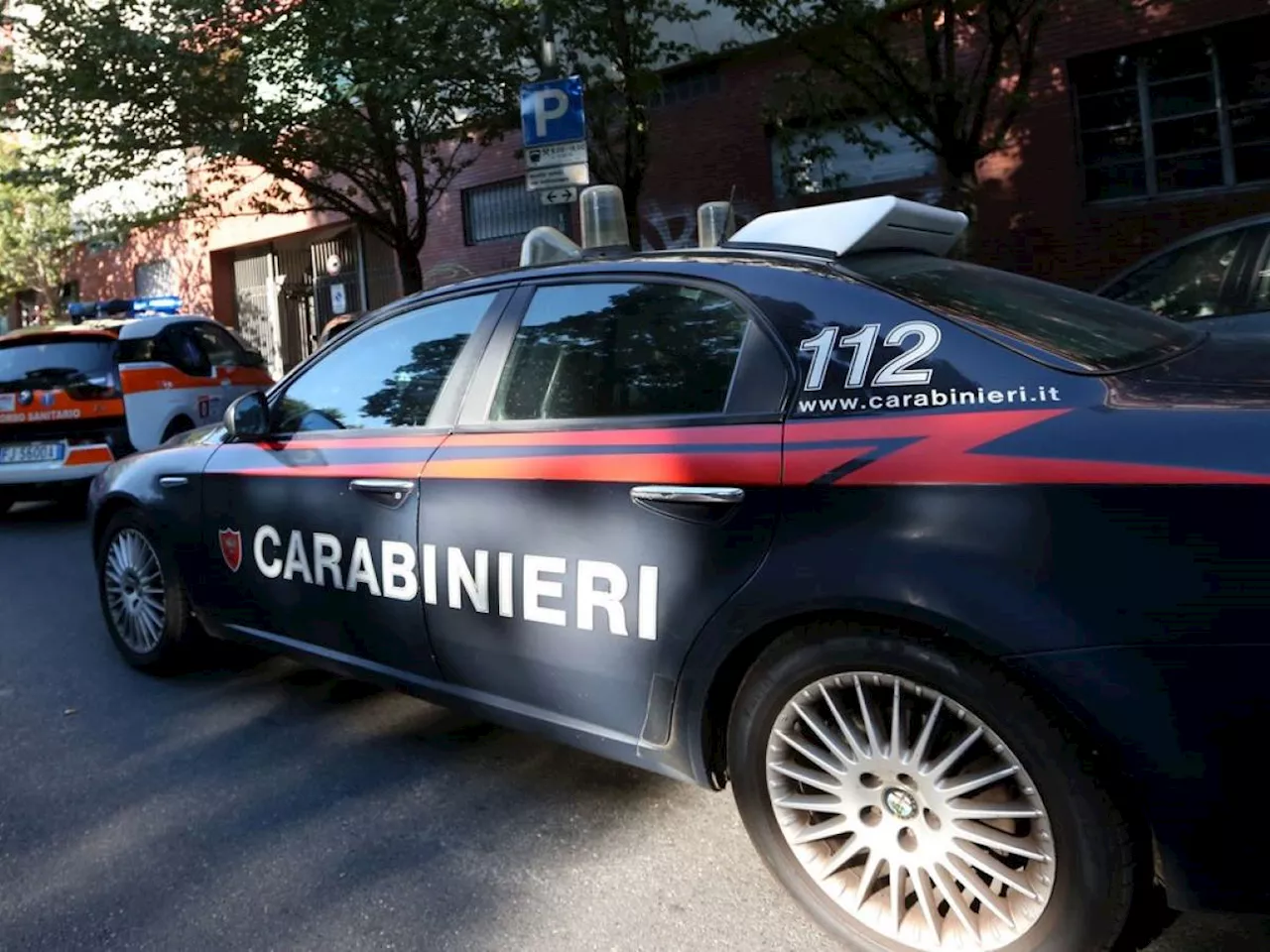 Rientrano a casa, ma l'appartamento è stato venduto a loro insaputa: proprietari minacciati