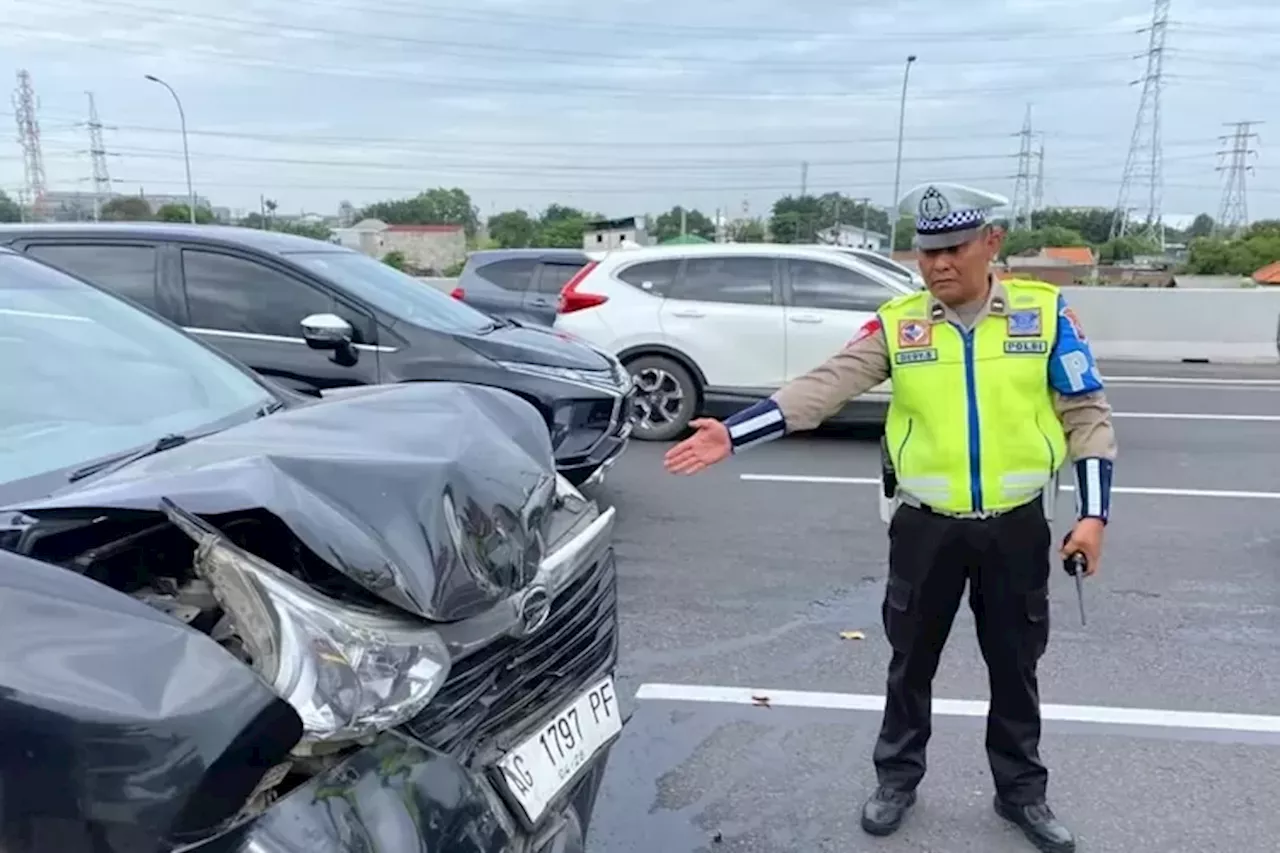 Kurang Jaga Jarak, Tabrakan Beruntun Tiga Mobil Terjadi di Tol Sidoarjo-Waru, Begini Kronologinya