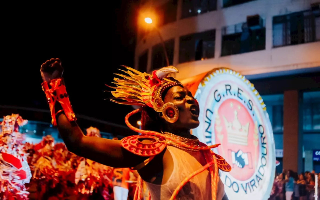 Viradouro promove desfile da vitória em Niterói e empolga o público