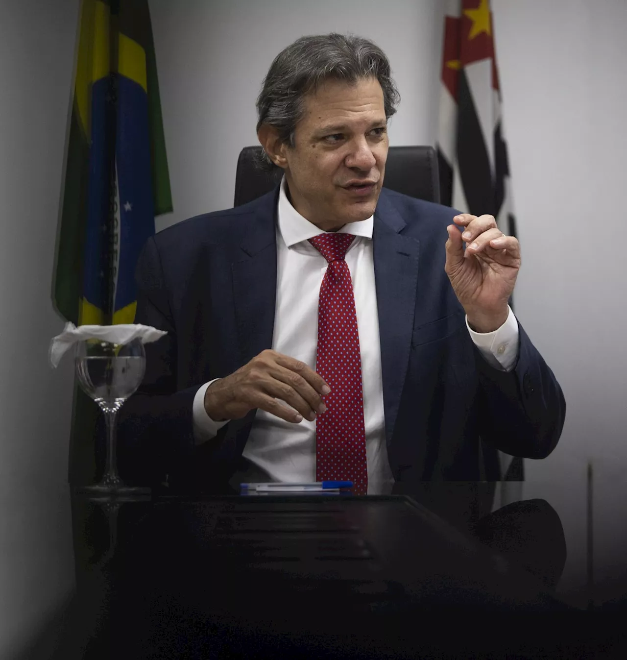 Haddad inclui programa de ônibus elétricos e reforma do IR em lista de prioridades de 2024 em apresentação no Planalto