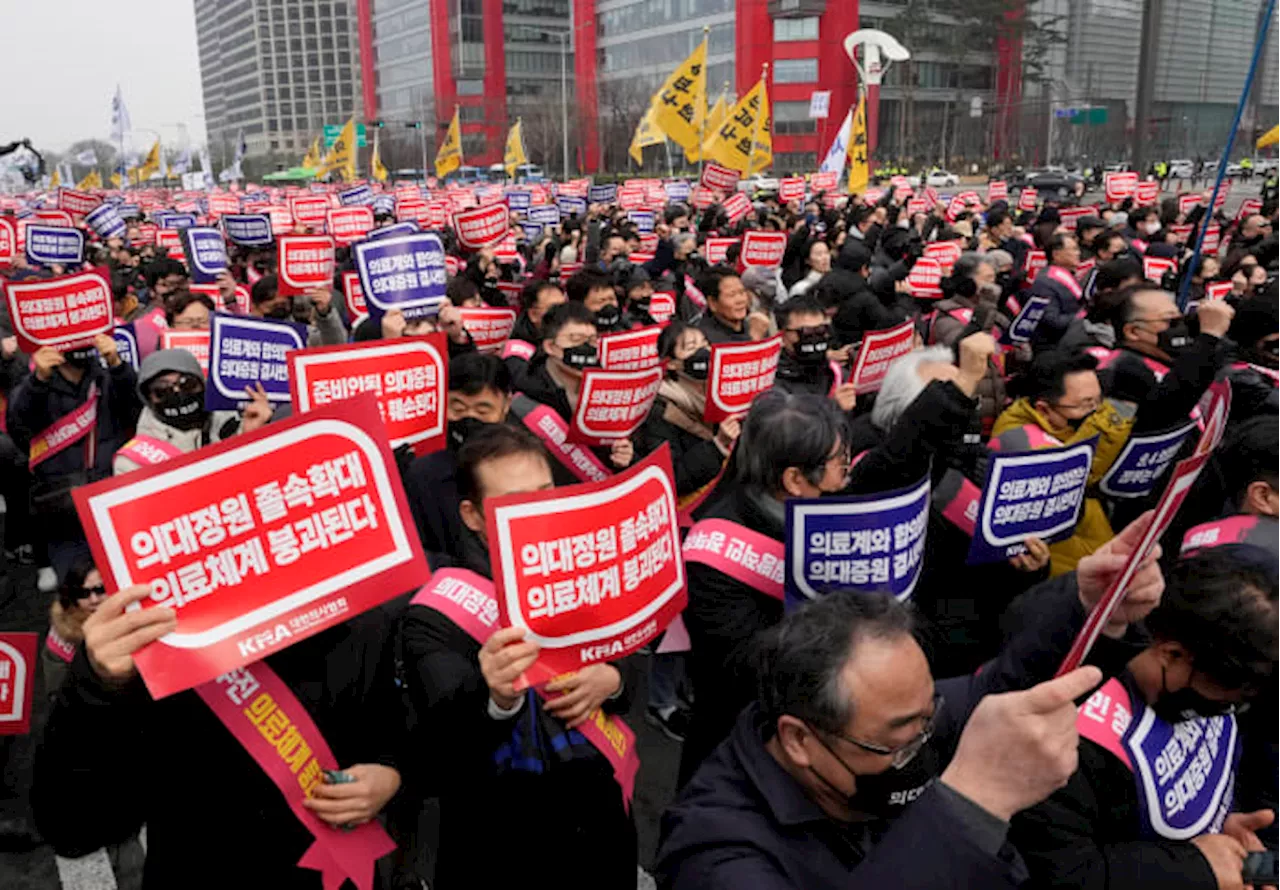 South Korea suspends the licenses of 2 senior doctors in first punitive steps over doctors' walkouts