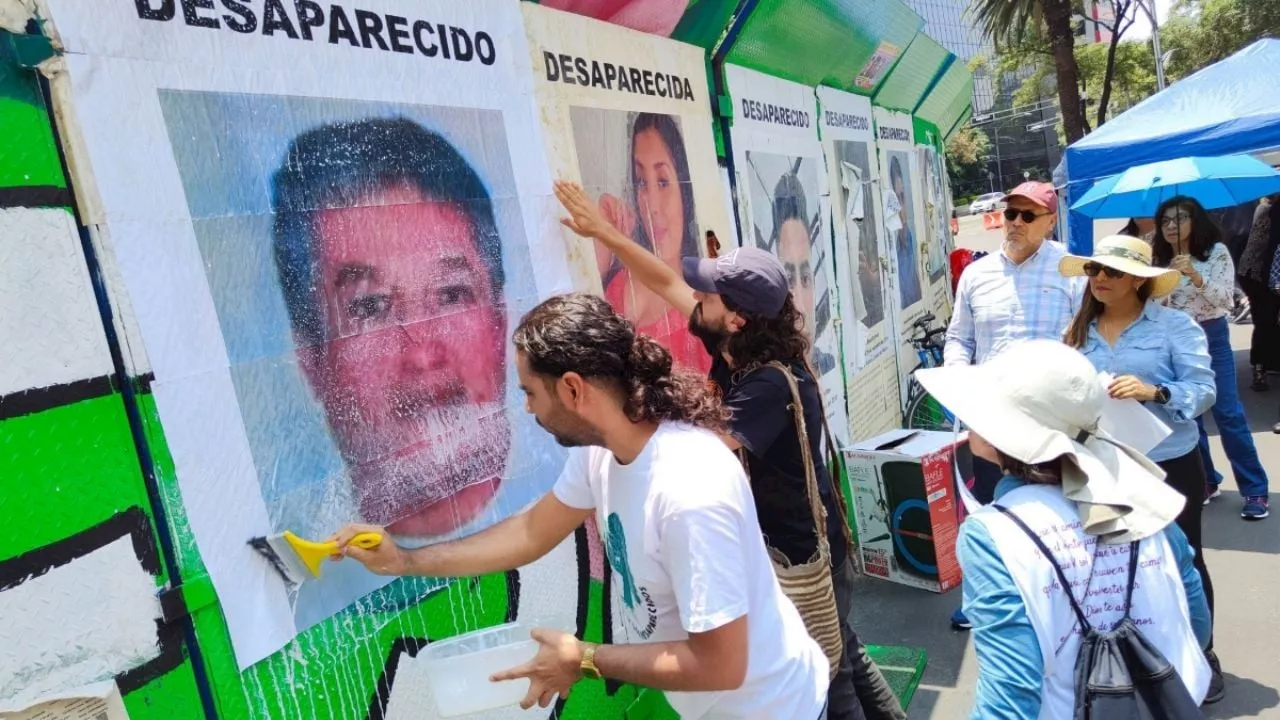 &quot;Que me la deje&quot;, dice AMLO, sobre la pala que quiere entregarle Ceci Flores, madre buscadora