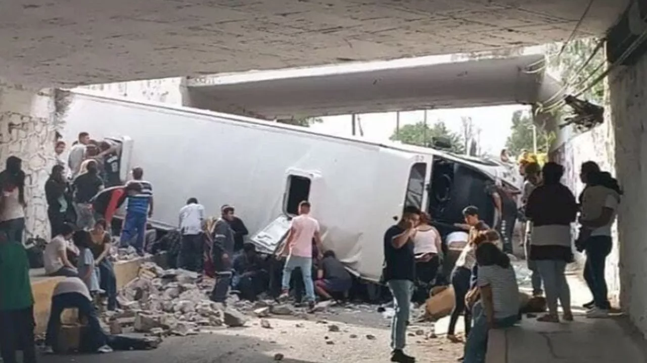 Vuelca autobús en la México-Pirámides; hay 3 muertos y 30 heridos