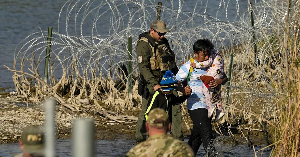 Corte Suprema extiende bloqueo a ley de Texas que faculta a policías para detener a migrantes